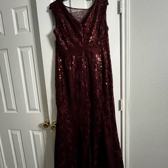 Long Burgundy dress - Picture 3 of 3